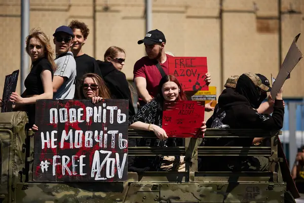 Jóvenes Activistas Ucranianos Montados Una Camioneta Militar Con Pancartas Free Fotos De Stock