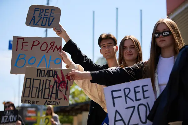 Jovens Ativistas Ucranianos Posando Com Sinais Free Azov Freedom Heroes Fotos De Bancos De Imagens