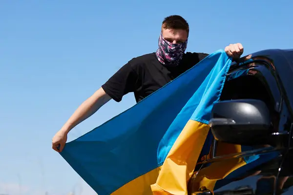 Patriota Ucraniano Monta Coche Con Una Bandera Nacional Las Manos Imagen De Stock