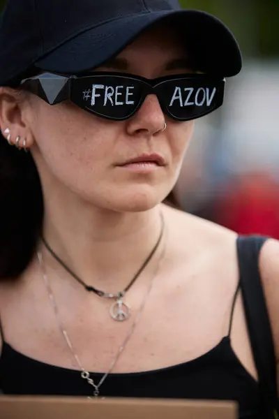 Ukrainian Activist Wearing Sunglasses Writing Free Azov Pacific Sign Her Imagen De Stock