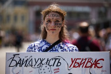 Rus hapishanelerine karşı düzenlenen bir protestoda boyalı tempoyla 