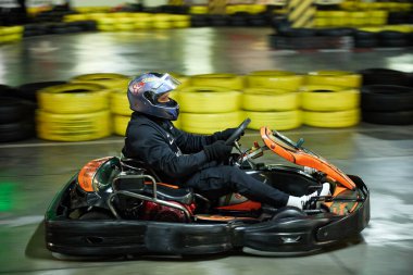 Pilot pistte go kart kullanıyor. Kyiv - 26 Ocak 2024 Pilot bir pistte go kart kullanıyor. Kyiv - 26 Ocak 2024