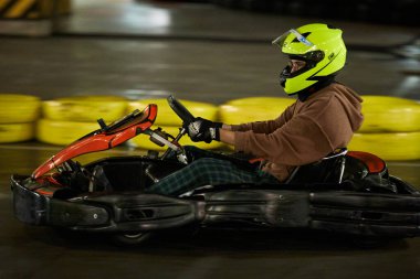 Kapalı devre yarışmasında go-cart 'a binen bir sürücü. Kyiv - 26 Ocak 2024
