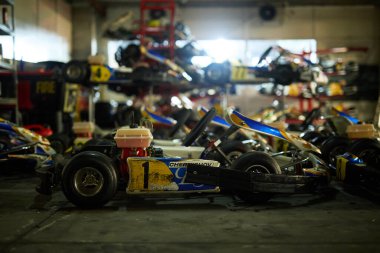 Garajda bir Kart arabası. Kyiv - 26 Ocak 2024