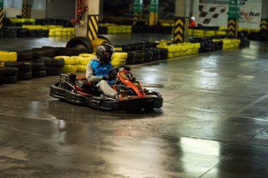 Git kart pilotu yarış pistinde yarış yap. Kyiv - 26 Ocak 2024