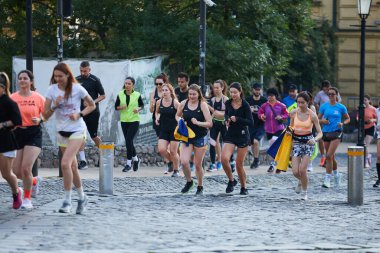 Sabah şehir rotasında koşan büyük bir koşucu grubu. Kyiv - 1 Haziran 2024