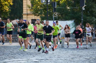 Bir grup koşucu sabah tepeye doğru maraton koşuyor. Kyiv - 1 Haziran 2024