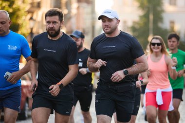 Ukraynalı erkekler şehir ortamında maraton koşuyor. Kyiv - 1 Haziran 2024