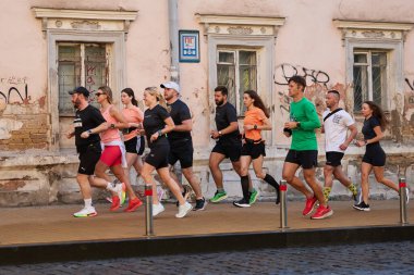 Ukrayna 'da şehir maratonunda koşan bir grup koşucu. Kyiv - 1 Haziran 2024