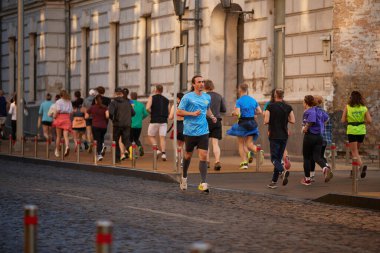 Ukraynalı koşucular yaza Kyiv sokaklarında sabah koşusuyla başlıyorlar - 1 Haziran 2024