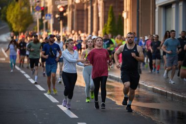 Aktif ve sağlıklı insanlar yaz sabahının erken saatlerinde şehir maratonunda koşuyorlar. Kyiv - 1 Haziran 2024