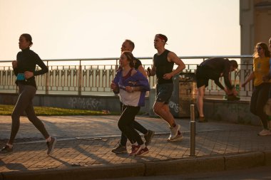 Güneşli bir yaz sabahında koşan koşucular. Kyiv - 1 Haziran 2024
