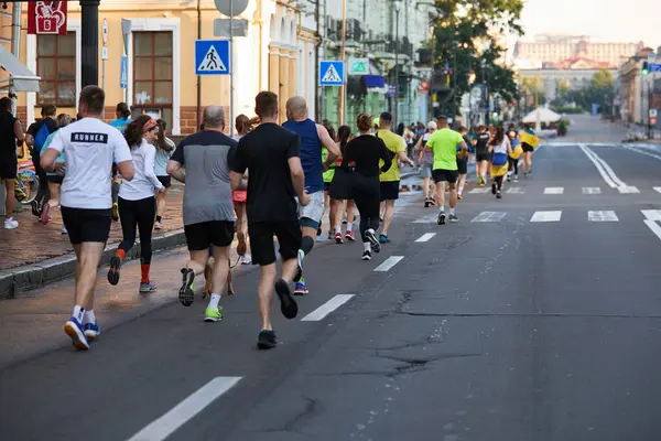 Kyiv 'de sabah erken saatlerde kamu yolunda koşan topluluk 1 Haziran 2024