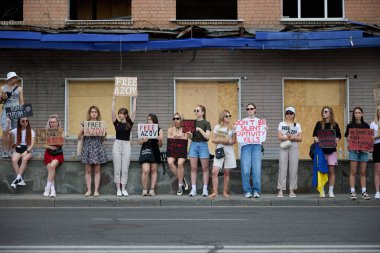 Ukraynalı kadınlar Rus füzesi tarafından yıkılan binanın yakınlarında savaş esirlerinin serbest bırakılması için pankartlarla gösteri yapıyorlar. Kyiv - 9 Haziran 2024