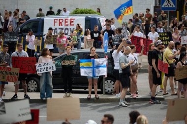 Kyiv 'de büyük bir halk gösterisi. İnsanlar, Rusya 'nın Mariupol' ün yakalanan savunucularını bir hapishaneden salmasını talep ediyor. Kyiv - 9 Haziran 2024