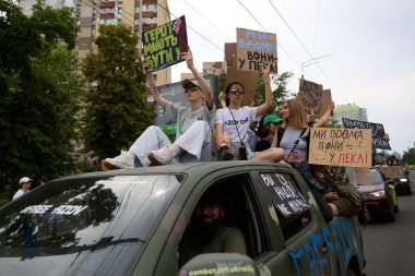 Bir grup Ukraynalı aktivist, 2022 'den beri Rus hapishanelerinde kalan Mariupol' ün yakalanan savunucularına adanmış pankartlarla bir askeri aracın tepesine çıktılar. Kyiv - 9 Haziran 2024