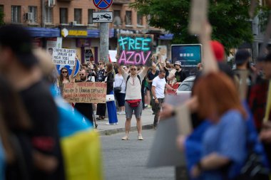 Ukraynalı adam 9 Haziran 2024 'te Kyiv' de büyük bir halk gösterisinde 