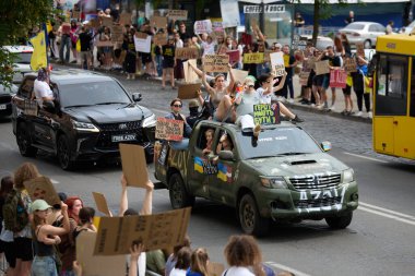 Ukraynalı aktivistler ellerinde 