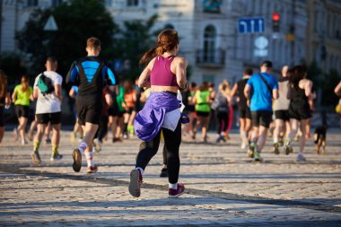 Koşu topluluğu yaz mevsiminde gün doğumunda sabah koşusuyla başlar. Kyiv - 1 Haziran 2024