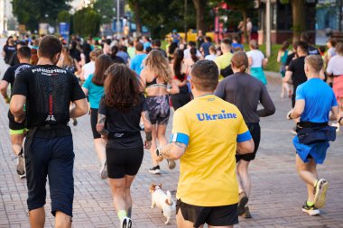 Ukraynalı büyük bir koşucu grubu Kyiv 'de şehir maratonunda koşuyor - 1 Haziran 2024