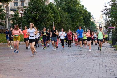 Kyiv 'in merkezindeki Khreshatyk Bulvarı' nda koşan büyük bir koşucu grubu - 1 Haziran 2024