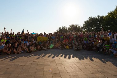Yazın ilk günü sabah maratonu sonrası poz veren Ukraynalı koşu topluluğu. Kyiv - 1 Haziran 2024