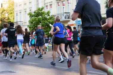 Büyük bir koşucu grubu yaza sabah koşusuyla başlıyor. Kyiv - 1 Haziran 2024