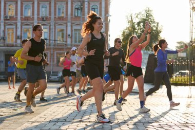 Sabahları neşeli koşucular. Kyiv 'de gün doğumunda koşan bir grup aktif genç - 1 Haziran 2024
