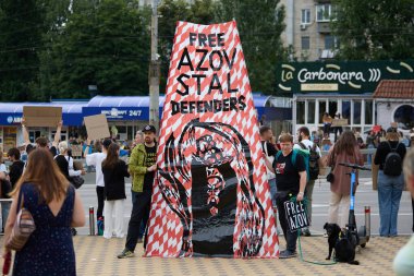 Ukraynalı aktivistler, Rus hapishanelerinde yakalanan askerlere adanmış bir sanat üssünü tanıtıyorlar. Kyiv - 16 Haziran 2024