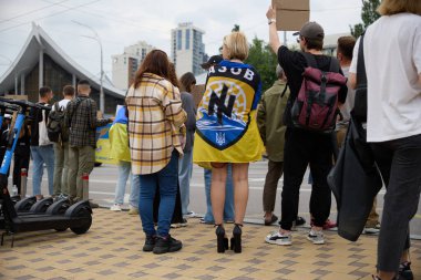 Ukraynalı bir kız Ukrayna 'da barışçıl bir gösteride omuzlarında Azov tugayı bayrağı taşıyor. Kyiv - 16 Haziran 2024