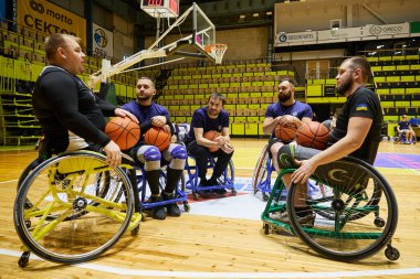 Tekerlekli sandalyeli atletler takımı, adaptif basketbol maçına hazırlanıyor. Kyiv - 12 Aralık 2023