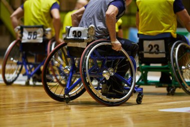 Tekerlekli sandalyeli, uyarlanabilir basketbol oynayan felçli sporcular. Kyiv - 12 Aralık 2023