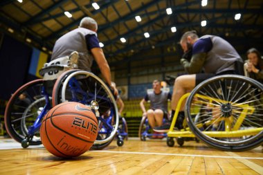 Tekerlekli sandalyedeki felçli sporcular sahada adaptif basketbol oynarlar. Kyiv - 12 Aralık 2023