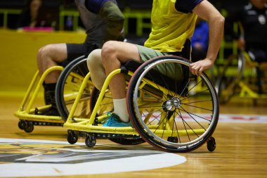 Uzuvları kesilmiş sporcular tekerlekli sandalyede uyumlu basketbol oynarlar. Kyiv - 12 Aralık 2023