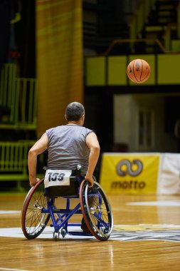 Ampüte basketbol oynuyor. Tekerlekli sandalyedeki yaralı Ukraynalı asker sepete top atıyor. Kyiv - 12 Aralık 2023