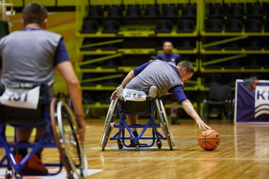 Gaziler arasında oynanan maçta tekerlekli sandalyedeki sporcu topu aldı. Kyiv - 12 Aralık 2023