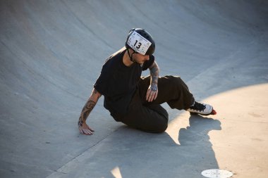 Patenli mesane kaykay havuzuna düşer. Dahili patenci beton bir kaykay parkında kaza yaptı. Kyiv - 4 Ağustos 2024