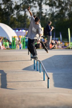 Modern beton kaykay parkında paten kayan gençler. Kyiv - 4 Ağustos 2024