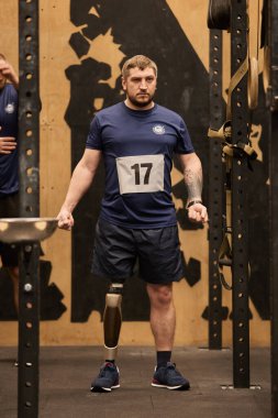 Ampütasyonu olan Ukraynalı bir gazi spor salonunda karşılaşmaya hazırlanıyor. Kyiv - 13 Aralık 2023
