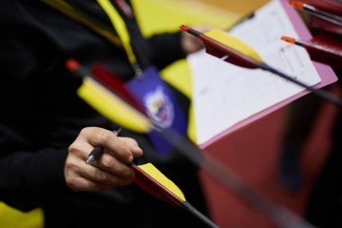 Yargıç, Ukrayna 'daki hava kuvvetleri denemeleri sırasında okçuluk yarışmasındaki ok ve hedefleri kontrol ediyor. Kyiv - 14 Aralık 2023