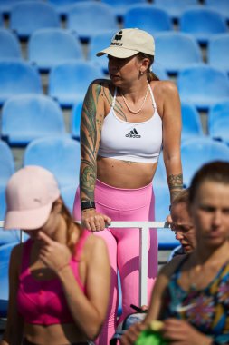 Kyiv 'de 10 Ağustos 2024' te yapılacak bir eğitim etkinliği için dövmeleri olan sağlıklı genç bir kadın.