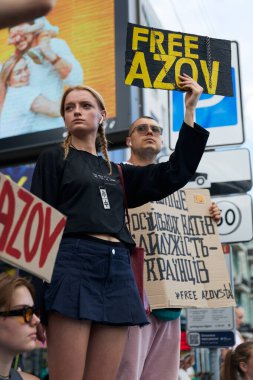 Ukraynalı aktivistler esir değişimi talep ediyorlar. Kyiv 'de 11 Ağustos 2024' te Özgür Azov pankartlarıyla gösteri yapan insanlar