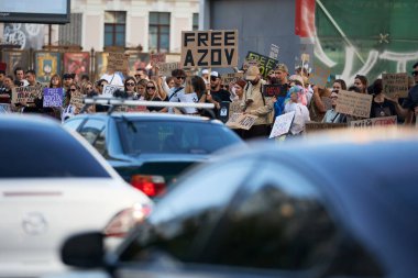 Ukraynalı bir grup, Azov 'u özgür kılacak pankartlarla gösteri yapıyor. İnsanlar, Azovstal 'in yakalanan savunucularının Rus hapishanelerinden serbest bırakılmasını talep ediyor. Kyiv - 11 Ağustos 2024