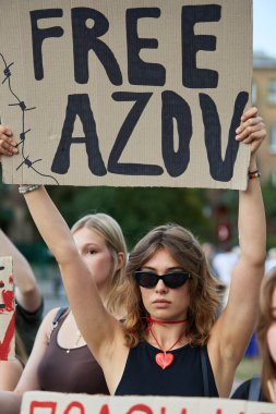 Genç Ukraynalı kadın Kyiv 'de Özgür Azov bayrağıyla gösteri yapıyor - 18 Ağustos 2024