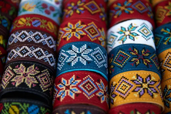 Nakışlı süslemeli güzel Ukrayna bilezikleri. Ukrayna 'dan geleneksel deri aksesuarlar. Kyiv - 25 Ağustos 2024