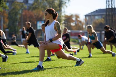 Sabahları dışarıda egzersiz yapan bir grup insan. Ukraynalı sporcular dışarıda antrenman yapıyor. Kyiv - 7 Eylül 2024
