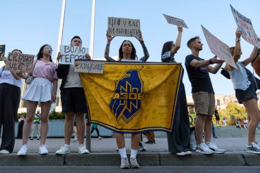 Ukraynalı aktivistler 8 Eylül 2024 'te Azov tugay bayrağıyla Kyiv' in merkezinde gösteri yaptılar.