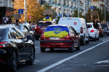 Ukrayna vatanseveri ulusal bayrağı olan bir arabaya biniyor. Kyiv - 8 Eylül 2024