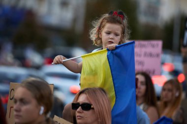 8 Eylül 2024 'te Kyiv' de halka açık bir gösteride Ukrayna bayrağıyla oynayan sevimli küçük kız.