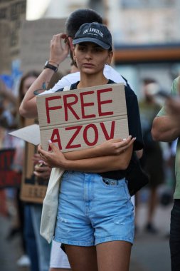 Ukraynalı kız sokakta Azov 'u özgür bırakarak gösteri yapıyor. Kyiv - 8 Eylül 2024
